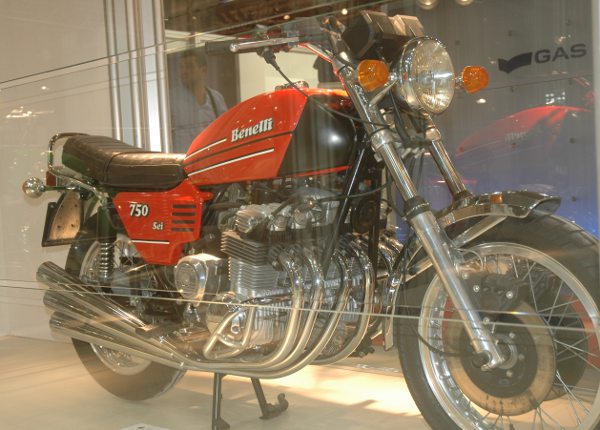 Шестицилиндровый Benelli Sei был одним из самых удивительных серийных мотоциклов в 70-х