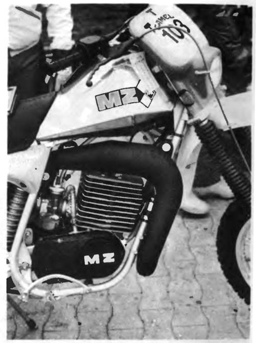 Охлаждаемые воздухом головка цилиндра и сам цилиндр на мотоцикле эндуро МЦ выполнены как на дорожном мотоцикле МЦ ЕТЗ 250