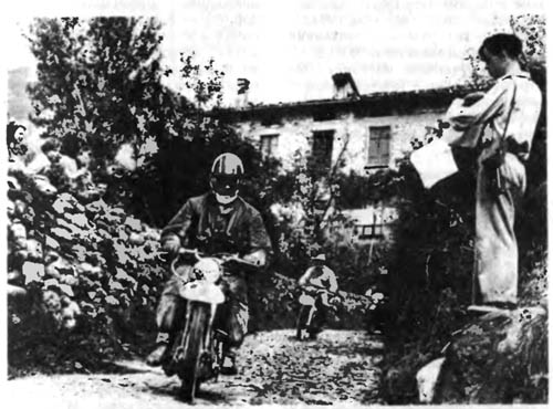 На шестидневных соревнованиях 1951 г. в Италии дороги были в основном каменистыми