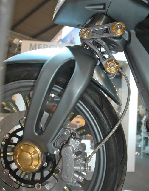 Электро мотоцикл Suzuki CrossCage укомплектован односторонней вилкой