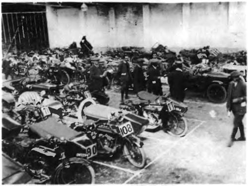 Мотоциклы перед стартом первых соревнований эндуро