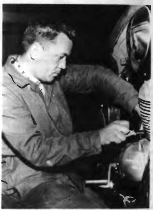Капитан команды Чехословакии, боровшейся за «Международный трофей», инженер Ф. Боушка